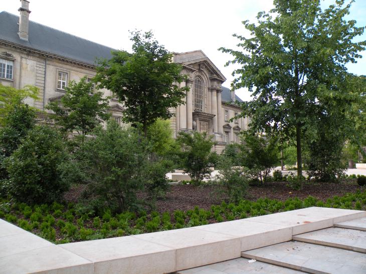  La façade sud du palais de justice